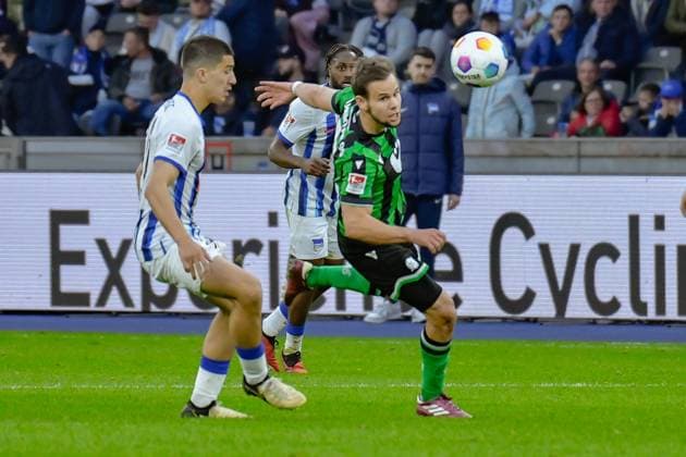 Fussball 2. Bundesliga, Hertha BSC - Hannover 96 26.04.2024,xdanx,Fussball 2. Bundesliga, Hertha BSC - Hannover 96, v.l. Ibrahim Maza (Hertha BSC 30),Louis Schaub (Hannover 96 11),Zweikampf, Duell, Kampf, tackle (DFL DFB REGULATIONS PROHIBIT ANY USE OF PHOTOGRAPHS as IMAGE SEQUENCES and or QUASI-VIDEO) Foto: Daniel Lakomski Berlin Olympiastadion Berlin Berlin Deutschland (DE)