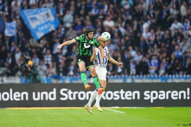 Marc Oliver Kempf (Hertha Berlin) and NicolÃ² Tresoldi (Hannover 96) kämpfen um den ball, 2. Bundesliga, Hertha BSC vs Hannover 96, Olympic Stadium am 26. April 2024 in Berlin, Deutschland. (Foto von Ulrik Pedersen DeFodi Images) Marc Oliver Kempf (Hertha Berlin) and NicolÃ² Tresoldi (Hannover 96) battle for the ball, 2. Bundesliga, Hertha BSC vs Hannover 96, Olympic Stadium on April 26, 2024 in Berlin, Germany. (Photo by Ulrik Pedersen DeFodi Images) DFB DFL REGULATIONS PROHIBIT ANY USE OF PHOTOGRAPHS AS IMAGE SEQUENCES AND OR QUASI-VIDEO. Defodi-659_194026+01000664