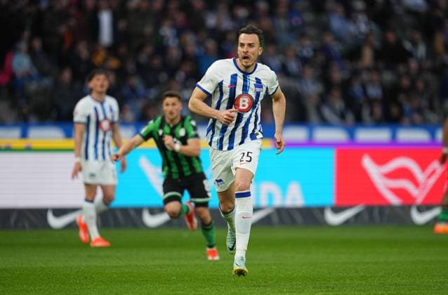 Haris Tabakovic (Hertha Berlin) schaut, 2. Bundesliga, Hertha BSC vs Hannover 96, Olympic Stadium am 26. April 2024 in Berlin, Deutschland. (Foto von Ulrik Pedersen DeFodi Images) Haris Tabakovic (Hertha Berlin) looks on, 2. Bundesliga, Hertha BSC vs Hannover 96, Olympic Stadium on April 26, 2024 in Berlin, Germany. (Photo by Ulrik Pedersen DeFodi Images) DFB DFL REGULATIONS PROHIBIT ANY USE OF PHOTOGRAPHS AS IMAGE SEQUENCES AND OR QUASI-VIDEO. Defodi-659_194423+01000818
