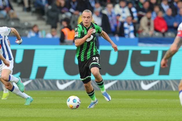 26.04.2024, xtgx, Fussball - 2.Bundesliga, Hertha BSC Berlin - Hannover 96 emspor, v.l. Lars Timo Gindorf (Hannover, 25) am Ball, plays the ball (DFL DFB REGULATIONS PROHIBIT ANY USE OF PHOTOGRAPHS as IMAGE SEQUENCES and or QUASI-VIDEO) Berlin