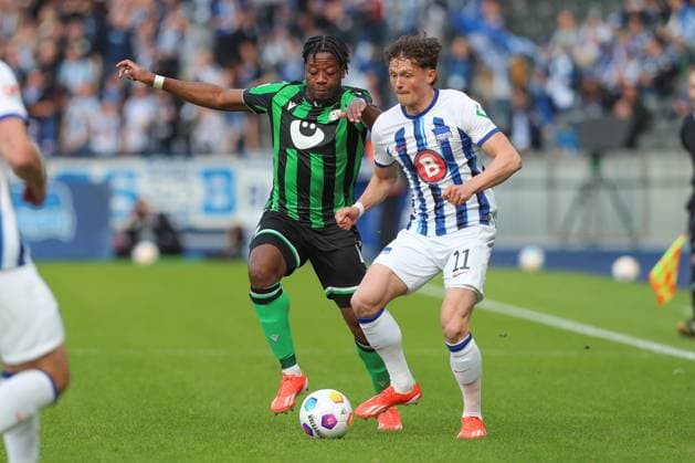 26.04.2024, xtgx, Fussball - 2.Bundesliga, Hertha BSC Berlin - Hannover 96 emspor, v.l. Bright Arrey Mbi (Hannover, 4), Fabian Reese (Hertha, 11) Zweikampf, Duell, Kampf, tackle (DFL DFB REGULATIONS PROHIBIT ANY USE OF PHOTOGRAPHS as IMAGE SEQUENCES and or QUASI-VIDEO) Berlin