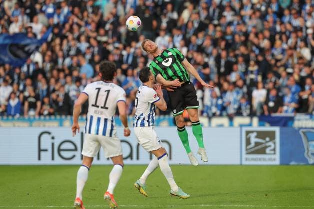 26.04.2024, xtgx, Fussball - 2.Bundesliga, Hertha BSC Berlin - Hannover 96 emspor, v.l. Haris Tabakovic (Hertha, 25), Marcel Halstenberg (Hannover, 23) Zweikampf, Duell, Kampf, tackle (DFL DFB REGULATIONS PROHIBIT ANY USE OF PHOTOGRAPHS as IMAGE SEQUENCES and or QUASI-VIDEO) Berlin