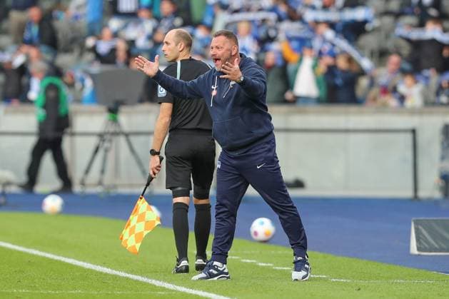 26.04.2024, xtgx, Fussball - 2.Bundesliga, Hertha BSC Berlin - Hannover 96 emspor, v.l. Pal Dardai (Hertha, Trainer) gibt Anweisungen, gestikuliert mit den Armen, gesticulate, gives instructions (DFL DFB REGULATIONS PROHIBIT ANY USE OF PHOTOGRAPHS as IMAGE SEQUENCES and or QUASI-VIDEO) Berlin