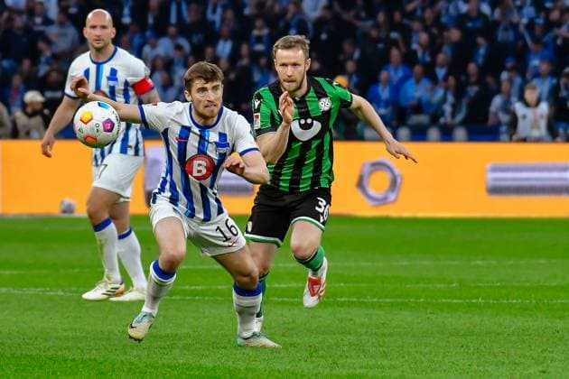 Fussball 2. Bundesliga, Hertha BSC - Hannover 96 26.04.2024,xdanx,Fussball 2. Bundesliga, Hertha BSC - Hannover 96, v.l. Jonjoe Kenny (Hertha BSC 16),Cedric Teuchert (Hannover 96 36),Zweikampf, Duell, Kampf, tackle (DFL DFB REGULATIONS PROHIBIT ANY USE OF PHOTOGRAPHS as IMAGE SEQUENCES and or QUASI-VIDEO) Foto: Daniel Lakomski Berlin Olympiastadion Berlin Berlin Deutschland (DE)