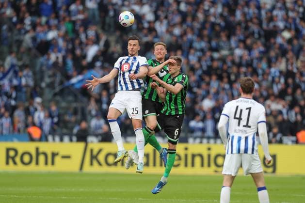 26.04.2024, xtgx, Fussball - 2.Bundesliga, Hertha BSC Berlin - Hannover 96 emspor, v.l. Haris Tabakovic (Hertha, 25), Marcel Halstenberg (Hannover, 23), Fabian Kunze (Hannover, 6) Zweikampf, Duell, Kampf, tackle (DFL DFB REGULATIONS PROHIBIT ANY USE OF PHOTOGRAPHS as IMAGE SEQUENCES and or QUASI-VIDEO) Berlin