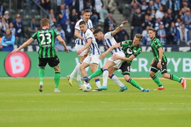 26.04.2024, xtgx, Fussball - 2.Bundesliga, Hertha BSC Berlin - Hannover 96 emspor, v.l. Filip Uremovic (Hertha, 5), Fabian Kunze (Hannover, 6) Zweikampf, Duell, Kampf, tackle (DFL DFB REGULATIONS PROHIBIT ANY USE OF PHOTOGRAPHS as IMAGE SEQUENCES and or QUASI-VIDEO) Berlin
