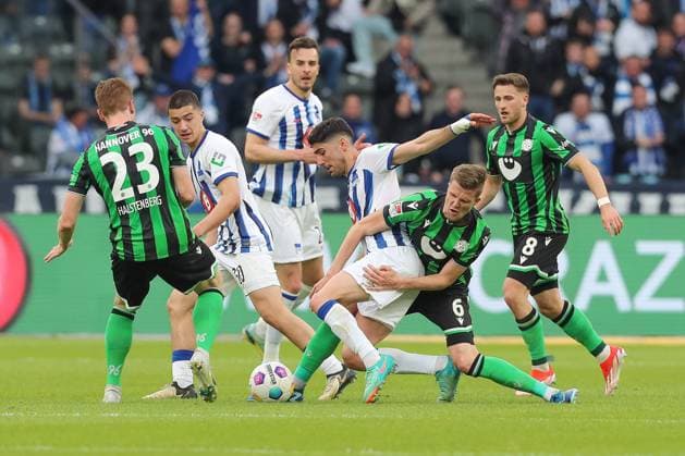 26.04.2024, xtgx, Fussball - 2.Bundesliga, Hertha BSC Berlin - Hannover 96 emspor, v.l. Filip Uremovic (Hertha, 5), Fabian Kunze (Hannover, 6) Zweikampf, Duell, Kampf, tackle (DFL DFB REGULATIONS PROHIBIT ANY USE OF PHOTOGRAPHS as IMAGE SEQUENCES and or QUASI-VIDEO) Berlin