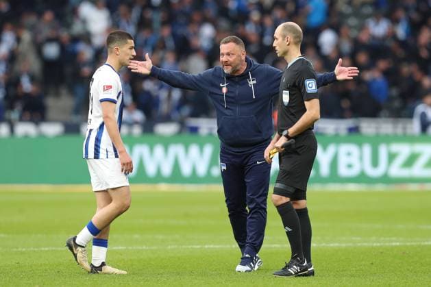 26.04.2024, xtgx, Fussball - 2.Bundesliga, Hertha BSC Berlin - Hannover 96 emspor, v.l. Pal Dardai (Hertha, Trainer) Reklamiert, beschwert sich, schimpft Ibrahim Maza (Hertha, 30) (DFL DFB REGULATIONS PROHIBIT ANY USE OF PHOTOGRAPHS as IMAGE SEQUENCES and or QUASI-VIDEO) Berlin