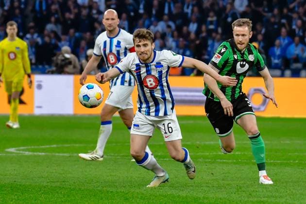 Fussball 2. Bundesliga, Hertha BSC - Hannover 96 26.04.2024,xdanx,Fussball 2. Bundesliga, Hertha BSC - Hannover 96, v.l. Jonjoe Kenny (Hertha BSC 16),Cedric Teuchert (Hannover 96 36),Zweikampf, Duell, Kampf, tackle (DFL DFB REGULATIONS PROHIBIT ANY USE OF PHOTOGRAPHS as IMAGE SEQUENCES and or QUASI-VIDEO) Foto: Daniel Lakomski Berlin Olympiastadion Berlin Berlin Deutschland (DE)