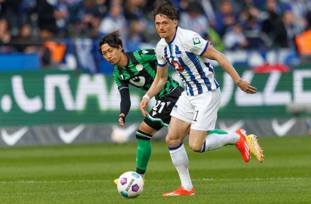 Berlin, 26.04.24, Fussball, 2.Bundesliga, 31. Spieltag, Hertha BSC - Hannover 96, Olympiastadion. Sei Muroya von Hannover 96 kaempft gegen Berlins Fabian Reese um den Ball. DFL regulations and DFB regulations prohibit any use of photographs as image sequences and or quasi-video, Foto: Andreas Gora Hertha BSC - Hannover 96
