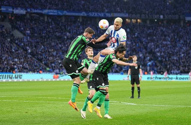 Marc Oliver Kempf (Hertha Berlin) and Sei Muroya (Hannover 96) kämpfen um den ball, 2. Bundesliga, Hertha BSC vs Hannover 96, Olympic Stadium am 26. April 2024 in Berlin, Deutschland. (Foto von Ulrik Pedersen DeFodi Images) Marc Oliver Kempf (Hertha Berlin) and Sei Muroya (Hannover 96) battle for the ball, 2. Bundesliga, Hertha BSC vs Hannover 96, Olympic Stadium on April 26, 2024 in Berlin, Germany. (Photo by Ulrik Pedersen DeFodi Images) DFB DFL REGULATIONS PROHIBIT ANY USE OF PHOTOGRAPHS AS IMAGE SEQUENCES AND OR QUASI-VIDEO. Defodi-659_195544+01000240