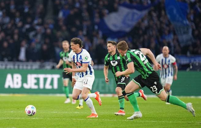 Fabian Reese (Hertha Berlin) kontrolliert den ball, 2. Bundesliga, Hertha BSC vs Hannover 96, Olympic Stadium am 26. April 2024 in Berlin, Deutschland. (Foto von Ulrik Pedersen DeFodi Images) Fabian Reese (Hertha Berlin) controls the ball, 2. Bundesliga, Hertha BSC vs Hannover 96, Olympic Stadium on April 26, 2024 in Berlin, Germany. (Photo by Ulrik Pedersen DeFodi Images) DFB DFL REGULATIONS PROHIBIT ANY USE OF PHOTOGRAPHS AS IMAGE SEQUENCES AND OR QUASI-VIDEO. Defodi-659_195906+01000263