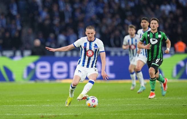 Palko Dardai (Hertha Berlin) kontrolliert den ball, 2. Bundesliga, Hertha BSC vs Hannover 96, Olympic Stadium am 26. April 2024 in Berlin, Deutschland. (Foto von Ulrik Pedersen DeFodi Images) Palko Dardai (Hertha Berlin) controls the ball, 2. Bundesliga, Hertha BSC vs Hannover 96, Olympic Stadium on April 26, 2024 in Berlin, Germany. (Photo by Ulrik Pedersen DeFodi Images) DFB DFL REGULATIONS PROHIBIT ANY USE OF PHOTOGRAPHS AS IMAGE SEQUENCES AND OR QUASI-VIDEO. Defodi-659_200141+01000301