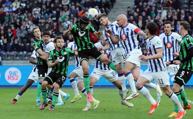 Mitte Nicolo Tresoldi, Jonjoe Kenny. Toni Leistner Zweikampf Spielszene Aktion Fußball Fussball DFL 2.Bundesliga Herren 31.Spieltag Saison 2023 2024 26.04.2024 Hertha BSC Berlin vs. Hannover 96 DFL regulations prohibit any use of photographs as image sequences and or quasi-video