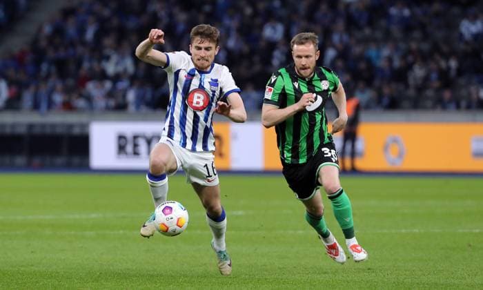 Jonjoe Kenny, Cedric Teuchert Zweikampf Spielszene Aktion Fußball Fussball DFL 2.Bundesliga Herren 31.Spieltag Saison 2023 2024 26.04.2024 Hertha BSC Berlin vs. Hannover 96 DFL regulations prohibit any use of photographs as image sequences and or quasi-video