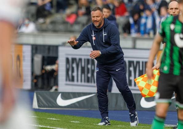 Berlin, 26.04.24, Fussball, 2.Bundesliga, 31. Spieltag, Hertha BSC - Hannover 96, Olympiastadion.Trainer Pal Dardai von Hertha BSC steht gestikulierend am Spielfeldrand. DFL regulations and DFB regulations prohibit any use of photographs as image sequences and or quasi-video, Foto: Andreas Gora Hertha BSC - Hannover 96