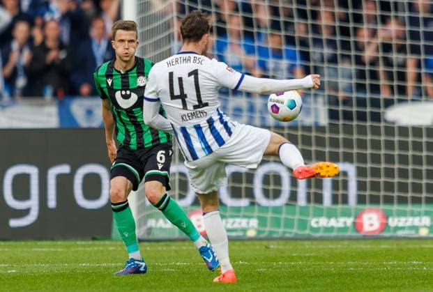 Berlin, 26.04.24, Fussball, 2.Bundesliga, 31. Spieltag, Hertha BSC - Hannover 96, Olympiastadion. Fabian Kunze von Hannover 96 kaempft gegen Berlins Pascal Klemens um den Ball. DFL regulations and DFB regulations prohibit any use of photographs as image sequences and or quasi-video, Foto: Andreas Gora Hertha BSC - Hannover 96