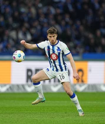 Jonjoe Kenny (Hertha Berlin) kontrolliert den ball, 2. Bundesliga, Hertha BSC vs Hannover 96, Olympic Stadium am 26. April 2024 in Berlin, Deutschland. (Foto von Ulrik Pedersen DeFodi Images) Jonjoe Kenny (Hertha Berlin) controls the ball, 2. Bundesliga, Hertha BSC vs Hannover 96, Olympic Stadium on April 26, 2024 in Berlin, Germany. (Photo by Ulrik Pedersen DeFodi Images) DFB DFL REGULATIONS PROHIBIT ANY USE OF PHOTOGRAPHS AS IMAGE SEQUENCES AND OR QUASI-VIDEO. Defodi-659_200638+01000053