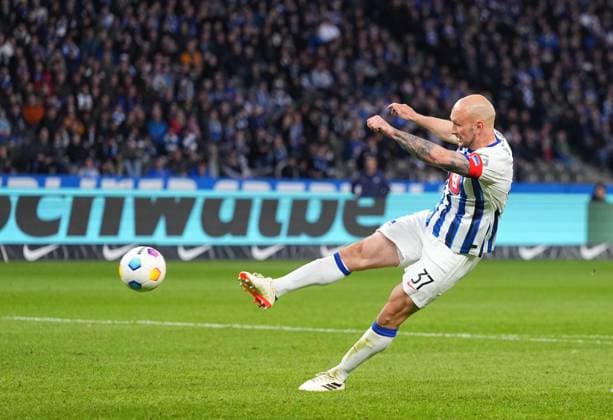 Toni Leistner (Hertha Berlin) schießt aufs Tor, 2. Bundesliga, Hertha BSC vs Hannover 96, Olympic Stadium am 26. April 2024 in Berlin, Deutschland. (Foto von Ulrik Pedersen DeFodi Images) Toni Leistner (Hertha Berlin) shoots on goal, 2. Bundesliga, Hertha BSC vs Hannover 96, Olympic Stadium on April 26, 2024 in Berlin, Germany. (Photo by Ulrik Pedersen DeFodi Images) DFB DFL REGULATIONS PROHIBIT ANY USE OF PHOTOGRAPHS AS IMAGE SEQUENCES AND OR QUASI-VIDEO. Defodi-659_200738+01000406