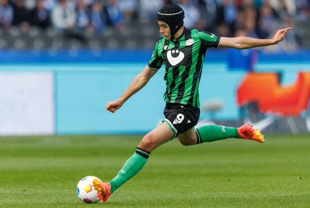 Berlin, 26.04.24, Fussball, 2.Bundesliga, 31. Spieltag, Hertha BSC - Hannover 96, Olympiastadion. xxx kaempft gegen yyy um den Ball. DFL regulations and DFB regulations prohibit any use of photographs as image sequences and or quasi-video, Foto: Andreas Gora Hertha BSC - Hannover 96