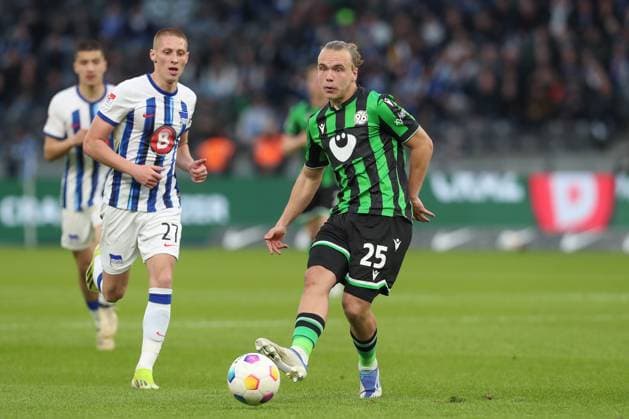 26.04.2024, xtgx, Fussball - 2.Bundesliga, Hertha BSC Berlin - Hannover 96 emspor, v.l. Lars Timo Gindorf (Hannover, 25) am Ball, plays the ball (DFL DFB REGULATIONS PROHIBIT ANY USE OF PHOTOGRAPHS as IMAGE SEQUENCES and or QUASI-VIDEO) Berlin