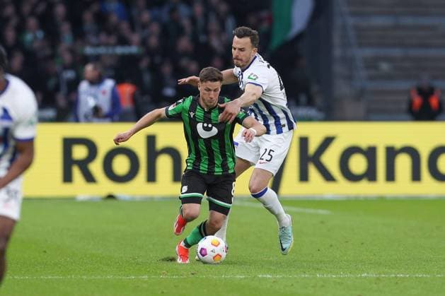 26.04.2024, xtgx, Fussball - 2.Bundesliga, Hertha BSC Berlin - Hannover 96 emspor, v.l. Enzo Leopold (Hannover, 8), Haris Tabakovic (Hertha, 25) Zweikampf, Duell, Kampf, tackle (DFL DFB REGULATIONS PROHIBIT ANY USE OF PHOTOGRAPHS as IMAGE SEQUENCES and or QUASI-VIDEO) Berlin