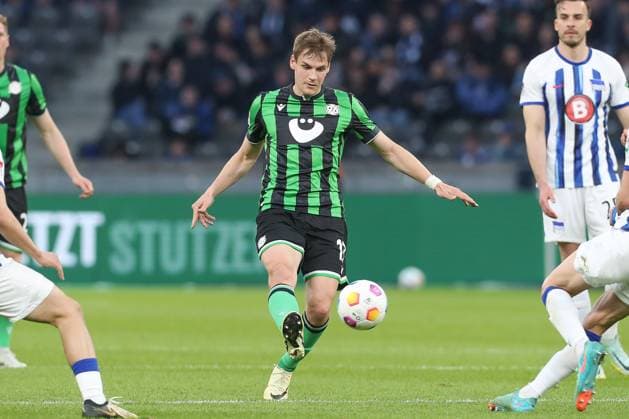 26.04.2024, xtgx, Fussball - 2.Bundesliga, Hertha BSC Berlin - Hannover 96 emspor, v.l. Max Christiansen (Hannover, 13) am Ball, plays the ball (DFL DFB REGULATIONS PROHIBIT ANY USE OF PHOTOGRAPHS as IMAGE SEQUENCES and or QUASI-VIDEO) Berlin