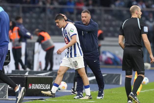 26.04.2024, xtgx, Fussball - 2.Bundesliga, Hertha BSC Berlin - Hannover 96 emspor, v.l. Pal Dardai (Hertha, Trainer) bei Ibrahim Maza (Hertha, 30) (DFL DFB REGULATIONS PROHIBIT ANY USE OF PHOTOGRAPHS as IMAGE SEQUENCES and or QUASI-VIDEO) Berlin