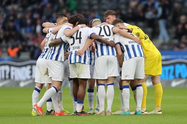 26.04.2024, xtgx, Fussball - 2.Bundesliga, Hertha BSC Berlin - Hannover 96 emspor, v.l. Hannover im Mannschaftskreis vor dem Spiel (DFL DFB REGULATIONS PROHIBIT ANY USE OF PHOTOGRAPHS as IMAGE SEQUENCES and or QUASI-VIDEO) Berlin