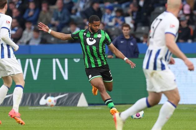 26.04.2024, xtgx, Fussball - 2.Bundesliga, Hertha BSC Berlin - Hannover 96 emspor, v.l. Julian Boerner (Hannover, 31) am Ball, plays the ball (DFL DFB REGULATIONS PROHIBIT ANY USE OF PHOTOGRAPHS as IMAGE SEQUENCES and or QUASI-VIDEO) Berlin