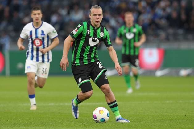 26.04.2024, xtgx, Fussball - 2.Bundesliga, Hertha BSC Berlin - Hannover 96 emspor, v.l. Lars Timo Gindorf (Hannover, 25) am Ball, plays the ball (DFL DFB REGULATIONS PROHIBIT ANY USE OF PHOTOGRAPHS as IMAGE SEQUENCES and or QUASI-VIDEO) Berlin