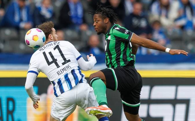 Berlin, 26.04.24, Fussball, 2.Bundesliga, 31. Spieltag, Hertha BSC - Hannover 96, Olympiastadion. Bright Arrey-Mbi von Hannover 96 kaempft gegen Berlins Pascal Klemens um den Ball. DFL regulations and DFB regulations prohibit any use of photographs as image sequences and or quasi-video, Foto: Andreas Gora Hertha BSC - Hannover 96