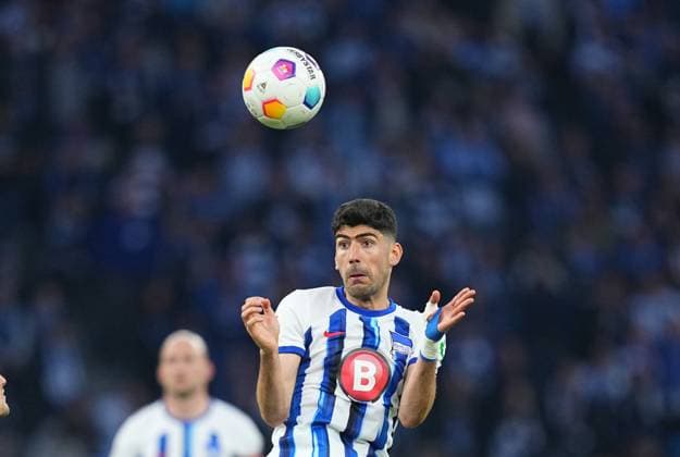 Andreas Bouchalakis (Hertha Berlin) Köpfe, 2. Bundesliga, Hertha BSC vs Hannover 96, Olympic Stadium am 26. April 2024 in Berlin, Deutschland. (Foto von Ulrik Pedersen DeFodi Images) Andreas Bouchalakis (Hertha Berlin) heads, 2. Bundesliga, Hertha BSC vs Hannover 96, Olympic Stadium on April 26, 2024 in Berlin, Germany. (Photo by Ulrik Pedersen DeFodi Images) DFB DFL REGULATIONS PROHIBIT ANY USE OF PHOTOGRAPHS AS IMAGE SEQUENCES AND OR QUASI-VIDEO. Defodi-659_200636+01000866