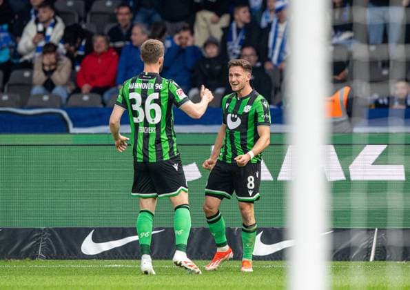 Fussball, Herren, Saison 2023 2024, 2. Bundesliga (31. Spieltag), Hertha BSC - Hannover 96, v.l. Cedric Teuchert (Hannover 96), Enzo Leopold (Hannover 96), Jubel nach Tor zum 1:1, 26.04. 2024,