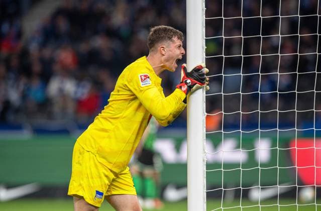 Fussball, Herren, Saison 2023 2024, 2. Bundesliga (31. Spieltag), Hertha BSC - Hannover 96, Torhüter Tjark Ernst (Hertha BSC), Enttäuschung nach Gegentor zum 1:1, 26.04. 2024,