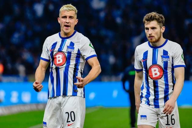 Fussball 2. Bundesliga, Hertha BSC - Hannover 96 26.04.2024,xdanx,Fussball 2. Bundesliga, Hertha BSC - Hannover 96, v.l. Marc Oliver Kempf (Hertha BSC 20),Jonjoe Kenny (Hertha BSC 16), enttaeuscht, schaut enttaeuscht, niedergeschlagen, disappointed (DFL DFB REGULATIONS PROHIBIT ANY USE OF PHOTOGRAPHS as IMAGE SEQUENCES and or QUASI-VIDEO) Foto: Daniel Lakomski Berlin Olympiastadion Berlin Berlin Deutschland (DE)