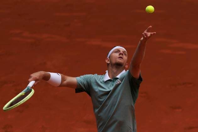 MADRID, SPAIN - APRIL 26:Alejandro Davidovich returns the ball against Juncheng Shang during their match on Day 5 of the Mutua Madrid Open at Caja Magica Stadium in Madrid. ONLYxEDITORIALxUSAGE  (251343655)