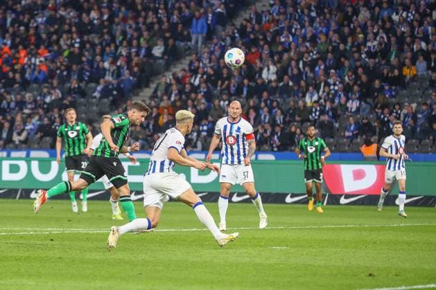 26.04.2024, xtgx, Fussball - 2.Bundesliga, Hertha BSC Berlin - Hannover 96 emspor, v.l. Tor zum 1:1 durch Enzo Leopold (Hannover, 8) (DFL DFB REGULATIONS PROHIBIT ANY USE OF PHOTOGRAPHS as IMAGE SEQUENCES and or QUASI-VIDEO) Berlin
