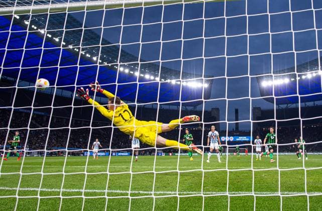 Fussball, Herren, Saison 2023 2024, 2. Bundesliga (31. Spieltag), Hertha BSC - Hannover 96, Enzo Leopold (Hannover 96) erzielt das Tor zum 1:1 gegen Torhüter Tjark Ernst (Hertha BSC), 26.04. 2024,