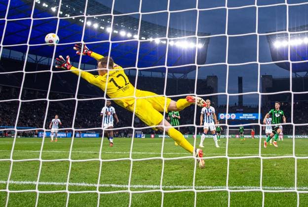 Fussball, Herren, Saison 2023 2024, 2. Bundesliga (31. Spieltag), Hertha BSC - Hannover 96, Enzo Leopold (Hannover 96) erzielt das Tor zum 1:1 gegen Torhüter Tjark Ernst (Hertha BSC), 26.04. 2024,