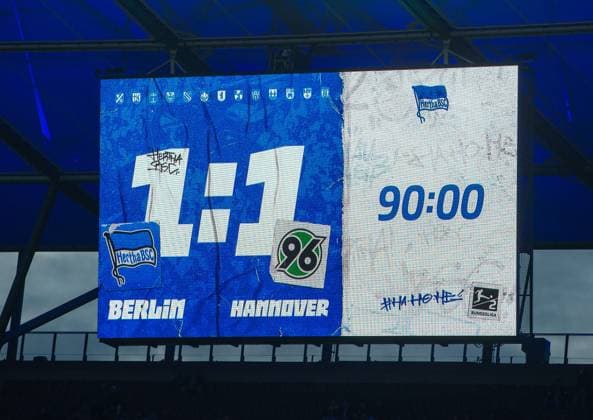 Fussball, Herren, Saison 2023 2024, 2. Bundesliga (31. Spieltag), Hertha BSC - Hannover 96, Anzeigetafel mit 1:1-Endstand, 26.04. 2024,