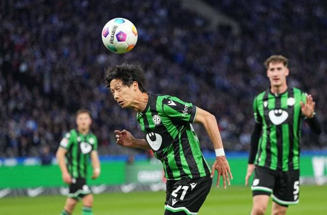 Sei Muroya (Hannover 96) Köpfe, 2. Bundesliga, Hertha BSC vs Hannover 96, Olympic Stadium am 26. April 2024 in Berlin, Deutschland. (Foto von Ulrik Pedersen DeFodi Images) Sei Muroya (Hannover 96) heads, 2. Bundesliga, Hertha BSC vs Hannover 96, Olympic Stadium on April 26, 2024 in Berlin, Germany. (Photo by Ulrik Pedersen DeFodi Images) DFB DFL REGULATIONS PROHIBIT ANY USE OF PHOTOGRAPHS AS IMAGE SEQUENCES AND OR QUASI-VIDEO. Defodi-659_201015+01000969