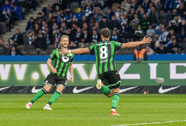 Fussball, Herren, Saison 2023 2024, 2. Bundesliga (31. Spieltag), Hertha BSC - Hannover 96, v.l. Cedric Teuchert (Hannover 96), Enzo Leopold (Hannover 96), Jubel nach Tor zum 1:1, 26.04. 2024,
