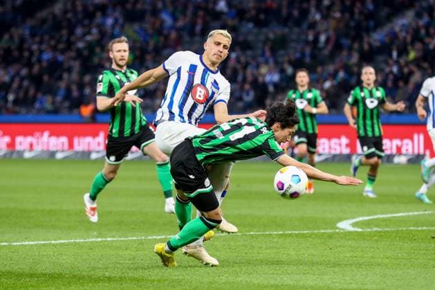 26.04.2024, xtgx, Fussball - 2.Bundesliga, Hertha BSC Berlin - Hannover 96 emspor, v.l. Marc Oliver Kempf (Hertha, 20), Sei Muroya (Hannover, 21) Zweikampf, Duell, Kampf, tackle (DFL DFB REGULATIONS PROHIBIT ANY USE OF PHOTOGRAPHS as IMAGE SEQUENCES and or QUASI-VIDEO) Berlin