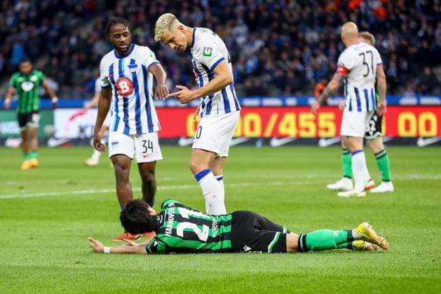 26.04.2024, xtgx, Fussball - 2.Bundesliga, Hertha BSC Berlin - Hannover 96 emspor, v.l. Marc Oliver Kempf (Hertha, 20), Sei Muroya (Hannover, 21) Zweikampf, Duell, Kampf, tackle (DFL DFB REGULATIONS PROHIBIT ANY USE OF PHOTOGRAPHS as IMAGE SEQUENCES and or QUASI-VIDEO) Berlin