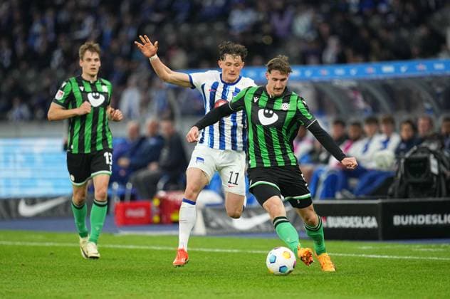 Fabian Reese (Hertha Berlin) and Phil Neumann (Hannover 96) kämpfen um den ball, 2. Bundesliga, Hertha BSC vs Hannover 96, Olympic Stadium am 26. April 2024 in Berlin, Deutschland. (Foto von Ulrik Pedersen DeFodi Images) Fabian Reese (Hertha Berlin) and Phil Neumann (Hannover 96) battle for the ball, 2. Bundesliga, Hertha BSC vs Hannover 96, Olympic Stadium on April 26, 2024 in Berlin, Germany. (Photo by Ulrik Pedersen DeFodi Images) DFB DFL REGULATIONS PROHIBIT ANY USE OF PHOTOGRAPHS AS IMAGE SEQUENCES AND OR QUASI-VIDEO. Defodi-659_202143+01000264