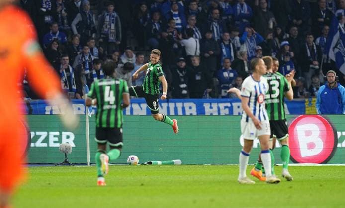 Enzo Leopold (Hannover 96) jubelt nach dem Treffer zum 1:1, 2. Bundesliga, Hertha BSC vs Hannover 96, Olympic Stadium am 26. April 2024 in Berlin, Deutschland. (Foto von Ulrik Pedersen DeFodi Images) Enzo Leopold (Hannover 96) celebrates the teams first goal, 2. Bundesliga, Hertha BSC vs Hannover 96, Olympic Stadium on April 26, 2024 in Berlin, Germany. (Photo by Ulrik Pedersen DeFodi Images) DFB DFL REGULATIONS PROHIBIT ANY USE OF PHOTOGRAPHS AS IMAGE SEQUENCES AND OR QUASI-VIDEO. Defodi-659_202334+01000307