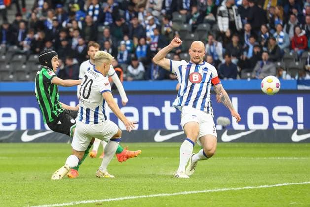26.04.2024, xtgx, Fussball - 2.Bundesliga, Hertha BSC Berlin - Hannover 96 emspor, v.l. Nicolo Tresoldi (Hannover, 9), Toni Leistner (Hertha, 37) Zweikampf, Duell, Kampf, tackle (DFL DFB REGULATIONS PROHIBIT ANY USE OF PHOTOGRAPHS as IMAGE SEQUENCES and or QUASI-VIDEO) Berlin