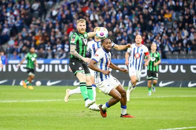 26.04.2024, xtgx, Fussball - 2.Bundesliga, Hertha BSC Berlin - Hannover 96 emspor, v.l. Deyovaisio Zeefuik (Hertha, 34), Andreas Voglsammer (Hannover, 32) Zweikampf, Duell, Kampf, tackle (DFL DFB REGULATIONS PROHIBIT ANY USE OF PHOTOGRAPHS as IMAGE SEQUENCES and or QUASI-VIDEO) Berlin