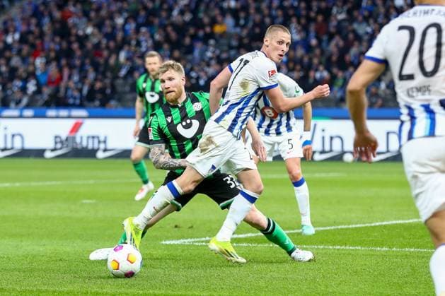 26.04.2024, xtgx, Fussball - 2.Bundesliga, Hertha BSC Berlin - Hannover 96 emspor, v.l. Andreas Voglsammer (Hannover, 32), Palko Dardai (Hertha, 27) (DFL DFB REGULATIONS PROHIBIT ANY USE OF PHOTOGRAPHS as IMAGE SEQUENCES and or QUASI-VIDEO) Berlin